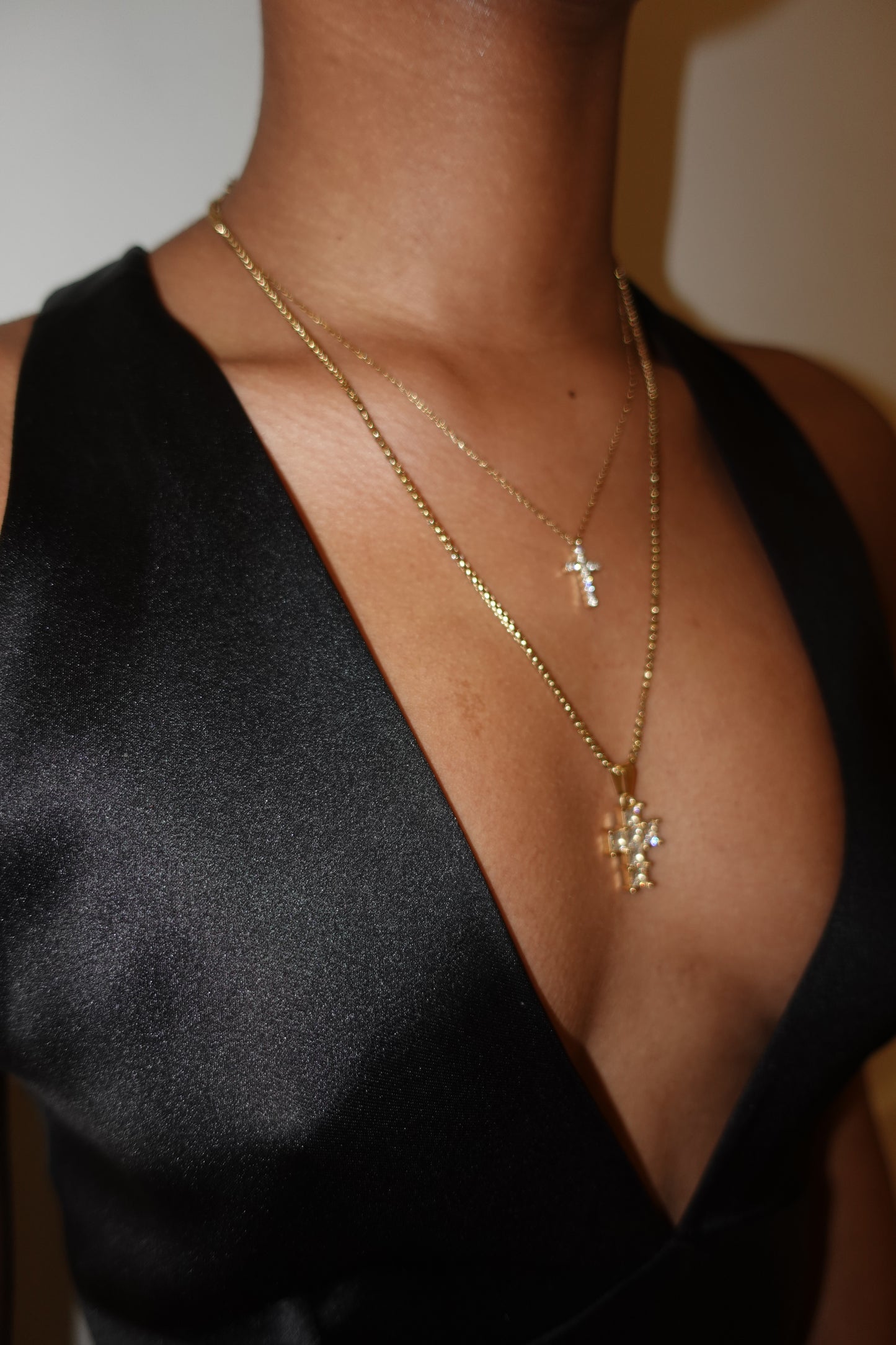 DIAMOND CROSS CANAL NECKLACE